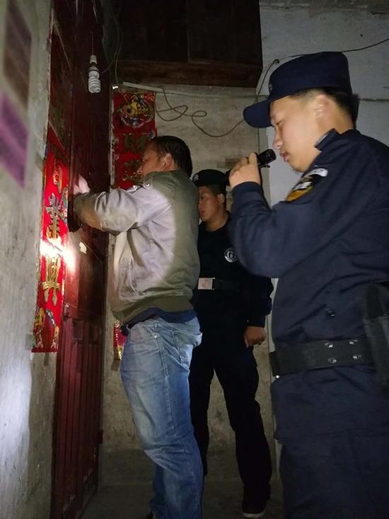 五指山粗心妈妈误将幼女锁家中 